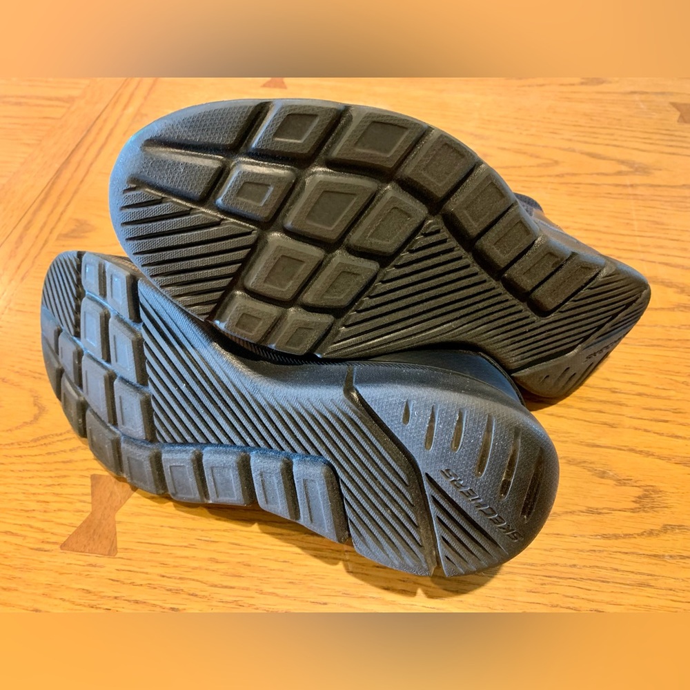 Men’s Skechers Black Slip-On Sneakers - Picture 9 of 9